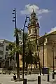 Die Himmelfahrtskirche hinter den skurrilen Straßenlaternen, deren Form an die Blütenstände von Agaven erinnern.