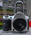 Pentax K-30, mit aufgeklapptem Blitz