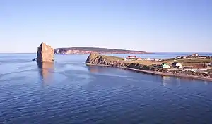 Dorf mit Rocher Percé (links) und Vogelinsel Bonaventure im Hintergrund