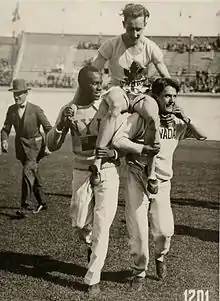 Percy Williams nach seinem Siegim 100-Meter-Rennen