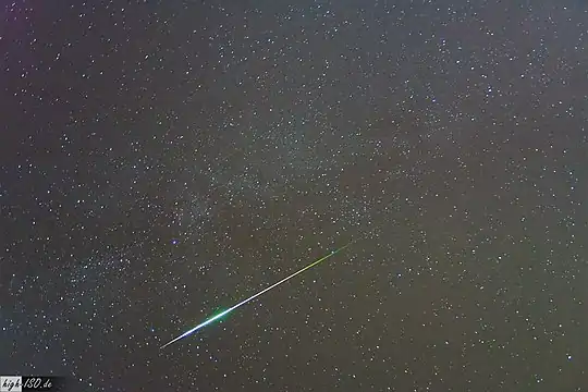 Perseiden-Meteor aus dem Jahr 2009. Er­kenn­bar die auffallende, typische Grünfärbung.