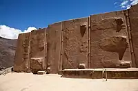 Mauer der sechs Monolithen bei Ollantaytambo mit „Stufenmotiv“