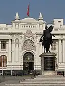 Statue von Bolívar vor dem Palacio Legislativo.