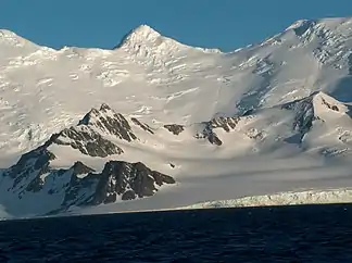 Peshev Ridge (vorn) mit dem Lyaskovets Peak im Hintergrund