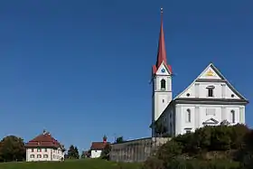 Pfarrkirche St. Vinzenz, St. Antonius-Kapelle und Pfarrhaus mit Zehntenscheune