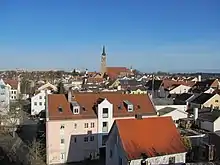 Die Pfarrkirche Sankt Nikolaus und Sankt Stephanus über der Altstadt von Eggenfelden.