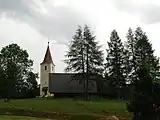 Pfarrkirche mit Kirchenlinde und Wirtschaftsgebäude der Pfarre