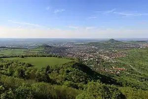 Blick vom Schönbergturm auf die Wanne (vorne links) und Pfullingen.