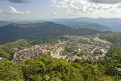 Blick auf Phongsali Stadt vom Phu Fa Berg