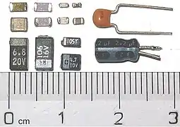 SMD-Kondensatoren im Vergleich zu THT-Bauformen von Keramik- und Elektrolytkondensatoren