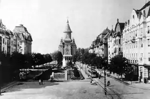 Ein Gb 2/2 in den 1950er Jahren auf der zentralen Piața Victoriei (links), rechts ein FII-Zwillingstriebwagen