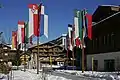 Kronenplatz an der Lenk mit Hotelchalets und touristischer Dekoration