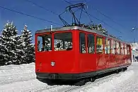 Bhe 2/4 der Vitznau-Rigi-Bahn, Wagen­kasten in selbsttragender Stahl­konstruktion, talseitiges Lauf- und bergseitiges Trieb­drehgestell mit zwei Motoren und Tatzlagerantrieb (1937)