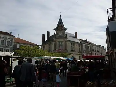 Wochenmarkt vor der Mairie