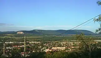 Blick über Dorog nach Osten zum Pilisgebirge