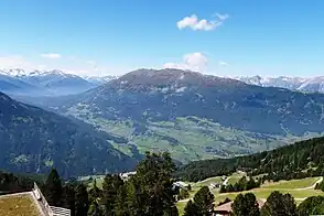 Blick von der Bergstation der Hochzeigerbahn auf das Pillertal, dahinter das Venetmassiv