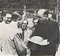 Der Stadtpräsident Piotr Zaremba und der Woiwode Leonard Borkowicz begrüßen 1947 den Staatspräsidenten Boleslaw Bierut in Stettin in der Geste des Eigentümers mit Brot und Salz