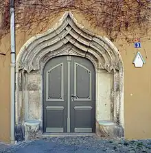 Spätgotisches Sitznischenportal mit fünffachem Kielbogen (1506) am Peter-Ulrich-Haus in Pirna