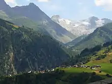 Mumpé Medel im Vordergrund, dahinter die Medelserschlucht, im Hintergrund der Piz Medel und der Medelsergletscher