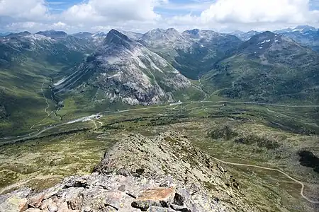 Blick vom Nordostkamm des Munt Pers zur Berninapassstrasse, dahinter Piz Alv, Piz Minor, Piz dals Lejs und Piz Lagalb (für Annotationen der einzelnen Berge aufs Bild klicken)