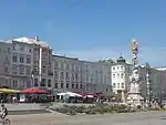 Hauptplatz, Teil der westlichen Seite, Pestsäule (2015)