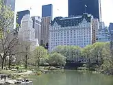 Blick vom Central Park auf das Hotel im April 2008