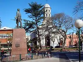 Pando, Hauptplatz mit Kirche Inmaculada Concepción und Denkmal für Artigas