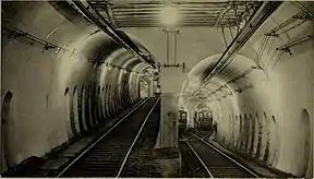 Ein Überwerfungsbauwerk im heute ungenutzten südlichen Teil des Tunnels mit Anstieg zur Pleasant Street.