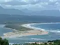 Plettenberg Bay mit dem Ästuar des Keurboom Rivier (links) und dem Keurboom-Strand auf der Sandbarre zum Indischen Ozean