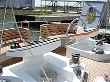 Plicht mit zwei Steuerständen auf einer großen Segelyacht