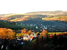 Blick vom Wasserwerk auf den unteren Ortsteil. Im Hintergrund die Kirche von Grünstädtel. Am Horizont der Spiegelwald.