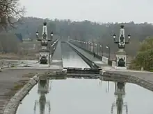 Nordportal der Kanalbrücke mit geschlossenen Schleusentoren