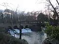 Brücke über den Fluss Sorgue bei Velleron