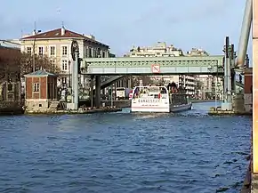 Mündung des Canal de l’Ourcq in das Bassin de la Villette mit der angehobenen Hubbrücke Pont levant de la rue de Crimée