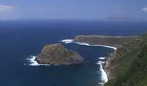 Ponta do Albarnaz(im Vordergrund die Insel Ilhéu de Maria Vaz, rechts im Hintergrund Corvo)