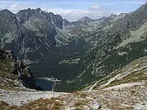 Das Tal Mengusovská dolina vom Berg Ostrva gesehen, Blickrichtung Nordwesten: im Vordergrund der Bergsee Popradské pleso, im Hintergrund der Gipfel des Kôprovský štít