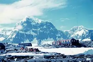 Port Lockroy im Jahr 1962, im Hintergrund der Luigi Peak