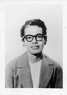 Porträtfoto von Pauli Murray. Zu sehen ist eine Schwarze Frau mit sehr kurzen Haaren, Ohrringen und einer Brille mit schwarzem Rahmen.