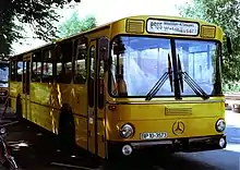 Standard-Überlandbus O 307 der Kraftpost mit Einwurfschlitz im linken Türflügel des vorderen Einstiegs, 1982