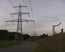 Die Leitung überquert die bayerisch-tschechische Staatsgrenze bei Waidhaus. Der Mast im Vordergrund steht in Bayern, die Maste im Hintergrund befinden sich in der Tschechischen Republik