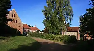 Kloster Preetz: Konventgebäude (links) und Häuser der Konventualinnen