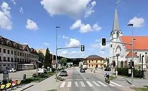 Ortszentrum mit Rathaus und Pfarrkirche