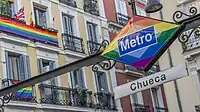 Chueca, Madrid:Metro-Logo in Regenbogendesign im Lesben- und Schwulenviertel