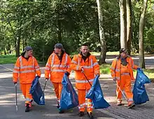 Die MitarbeiterInnen im Projekt „Clean Up“ reinigen einen Platz.