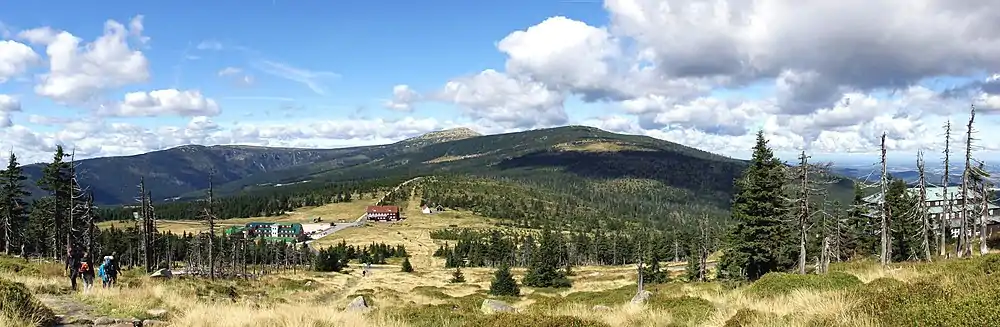 Panorama am Spindlerpass (von links nach rechts: Spindlerbaude, ehemalige Grenzwache und Schronisko Odrodzenie)