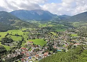 Ostansicht von Puchberg mit dem Schneeberg im Hintergrund