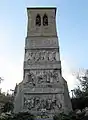 Turm der alten Kirche Saint-Quentin mit Denkmal für die im Ersten Weltkriege Gefallenen