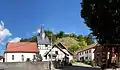 Ortsmitte mit Kirche, Burgruine und Roland