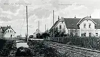 Streckengleis, Lokschuppen und Direktionsgebäude der Steinbruchverwaltung auf einer Ansichtskarte (um 1900)