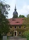 Pfarrhaus (mit Kirchturm im Hintergrund)